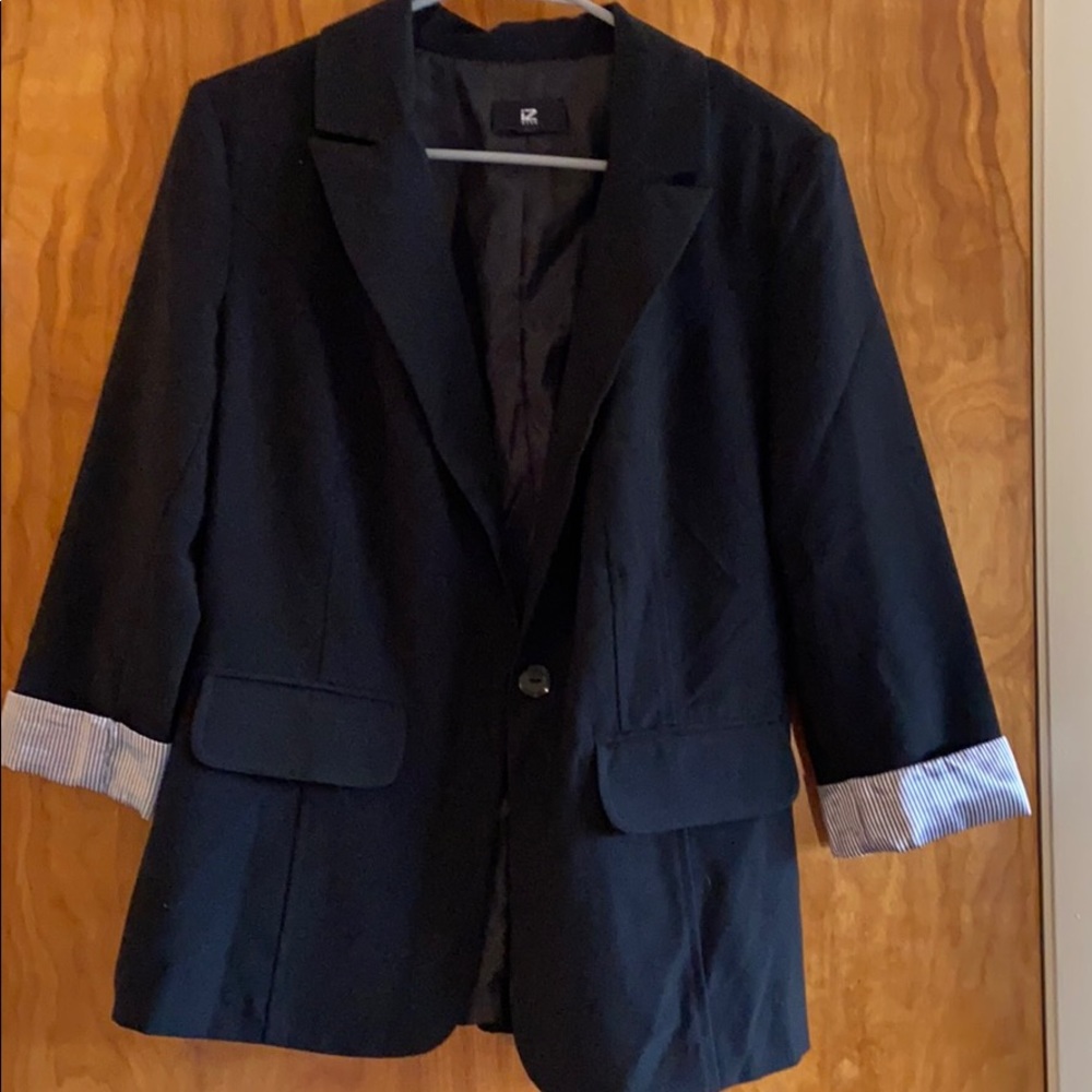 Black 3/4 Suit Jack with Sleeve Detailing